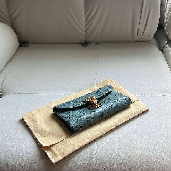 Authentic LV Mahina Amelia Wallet, EMERGENCY SALE. PRICE FIRM - Picture 5 of 17